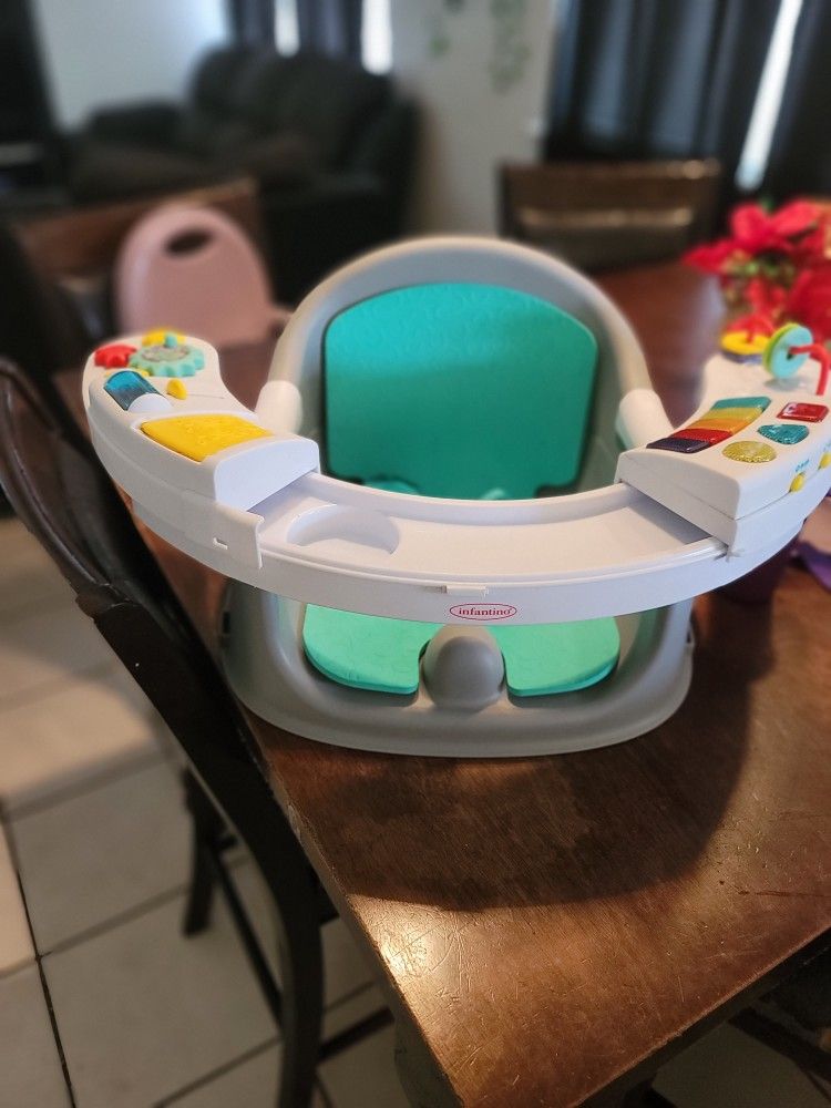 3 en 1: espacio de juego interactivo, asiento para refrigerios y mesa elevadora
El piano iluminado reproduce 20 canciones y sonidos.
6 actividades atr