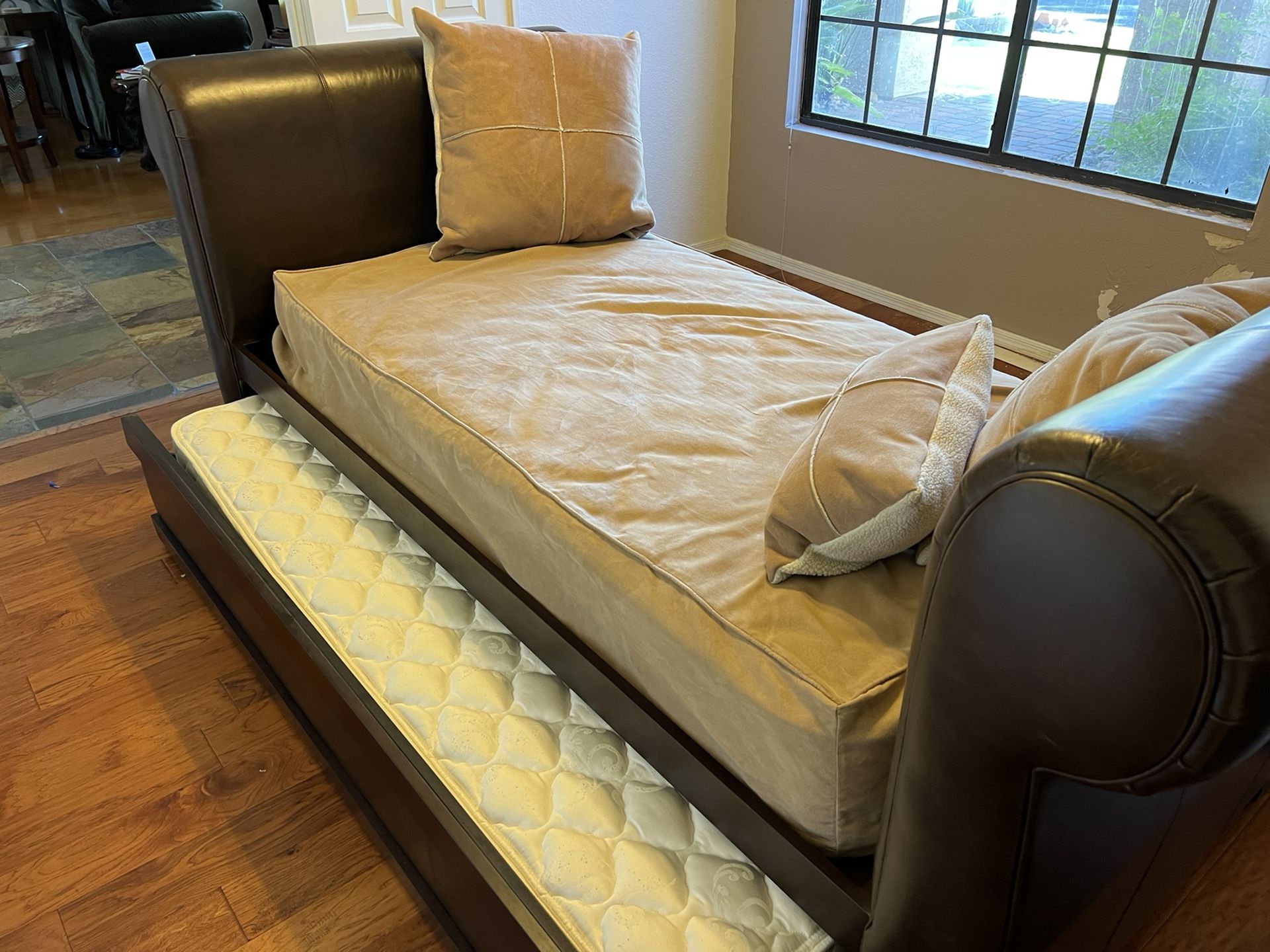 Pottery Barn Leather Trundle Day Bed for Sale in Gilbert, AZ OfferUp