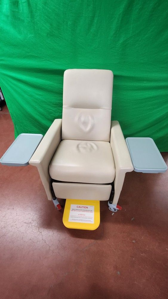 Champion Patient / Treatment Recliner ON Casters With Tray Sides