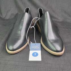 Universal Threads Black Faux Leather Low Cut Booties Shoes Womens Size 7.