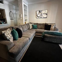 Large Sectional 🚨 for sale 