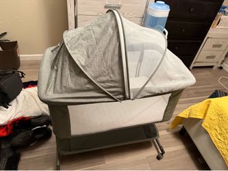 Like New Baby Bassinet Bedside Sleeper w/ Canopy & Wheels