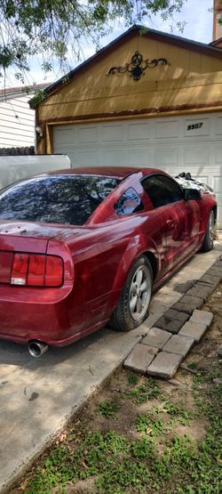 Carro mustang 2005 2006 por partes motor en muy buenas condiciones 700 transmisión 300