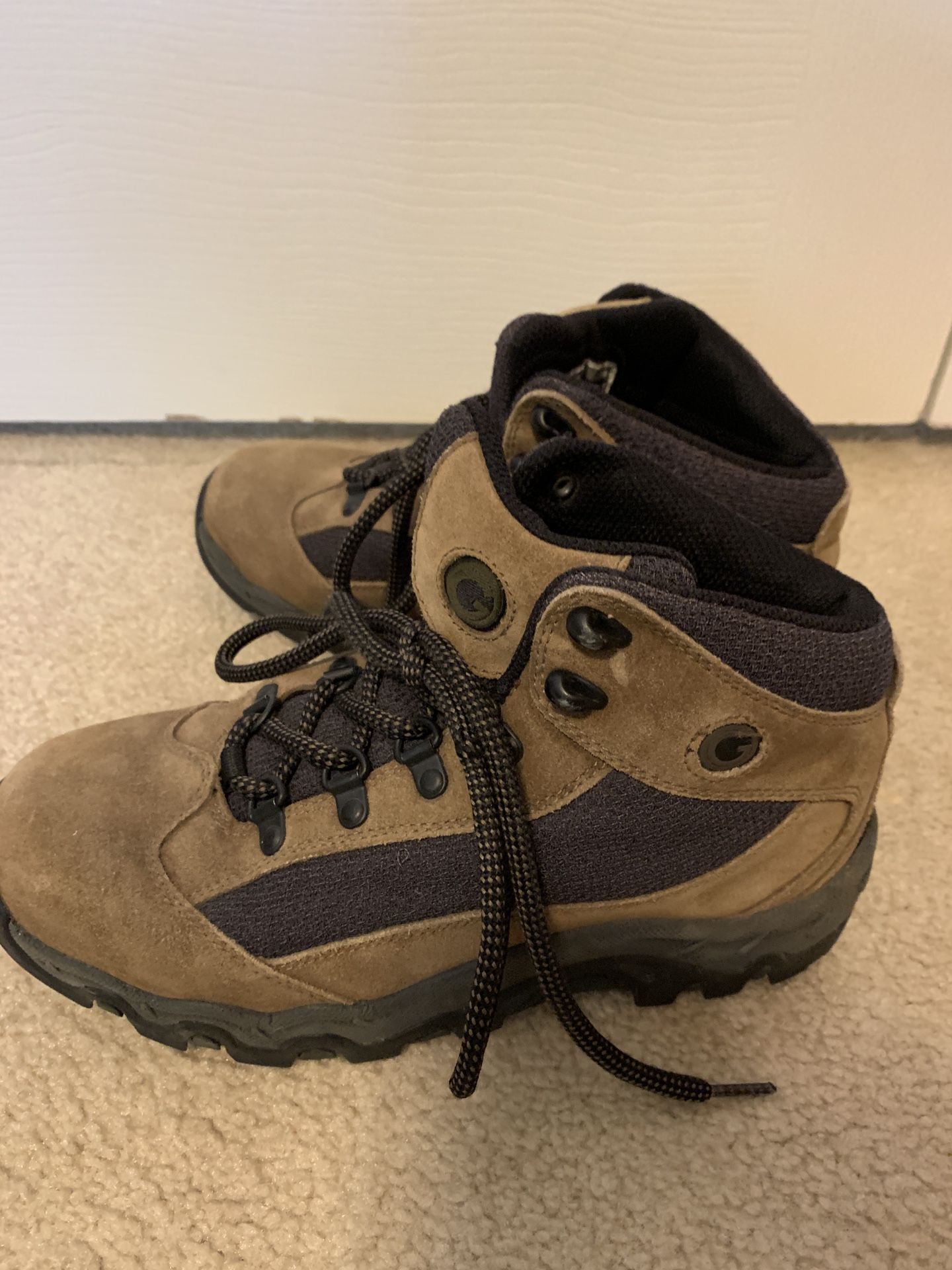 Women’s Hiking Boots Size 8 NEVER WORN