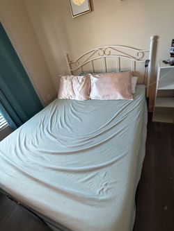 Queen bed with adjustable / electric base and head is included