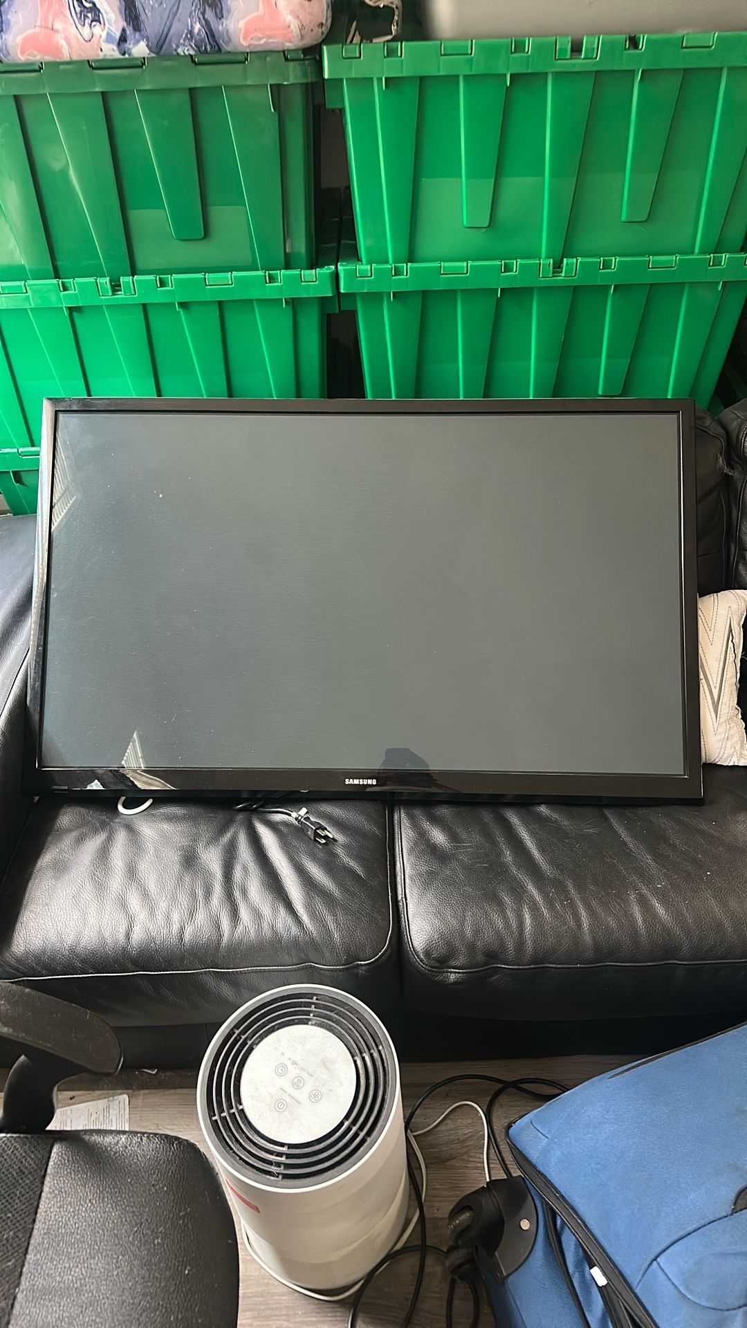 Samsung Tv 40” (Has Original TV Stand)