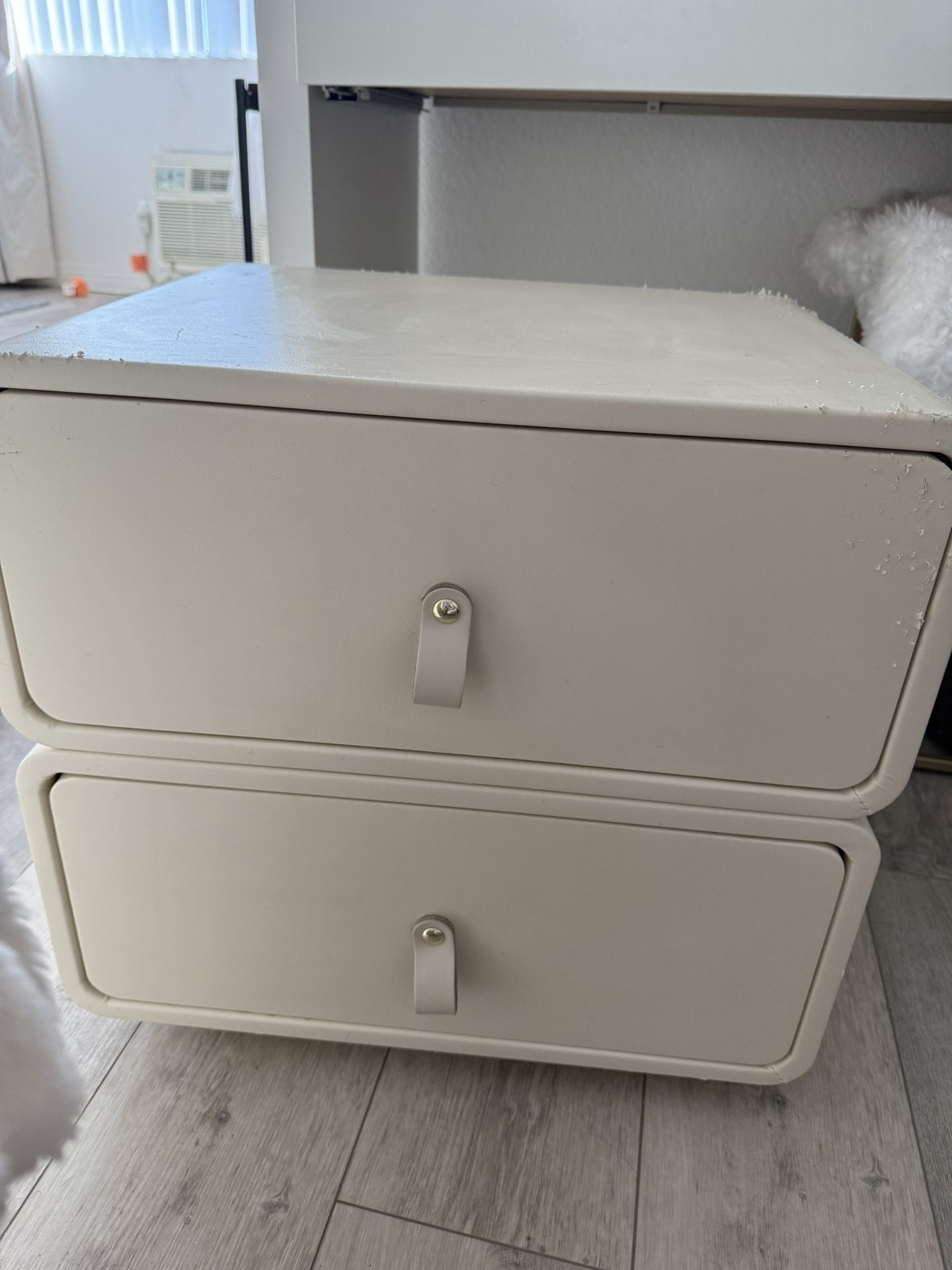 Set of 2 Cream Real-Leather Storage Cubes / Nightstands – Pet Damage