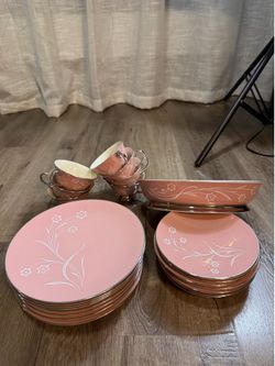 Flintridgeі China 28-Piece Dinnerware Set in the Reverie Rose Pattern