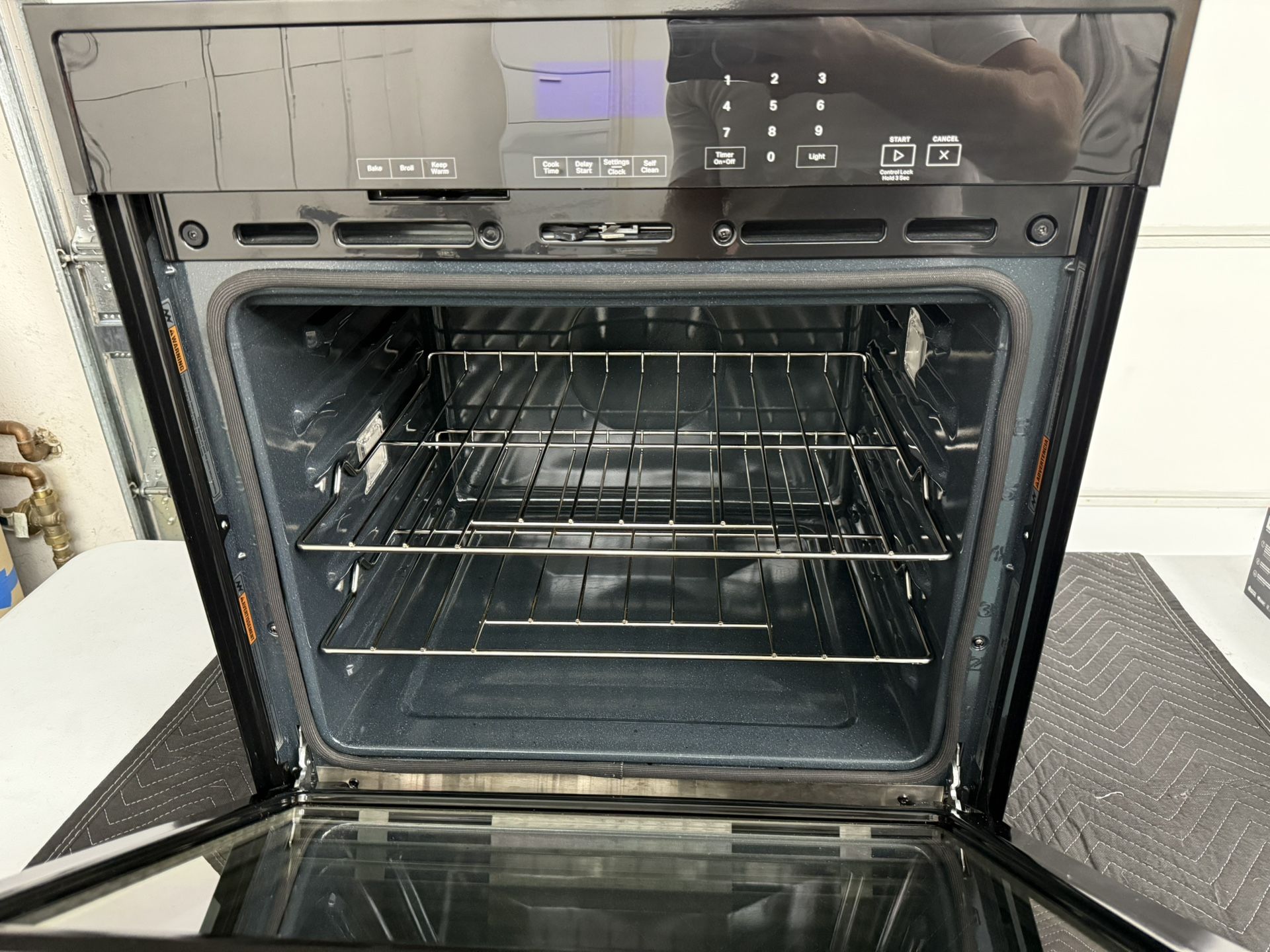 Whirlpool 27” Electric Wall Oven (Model WOES3027LS00) – Excellent Condition