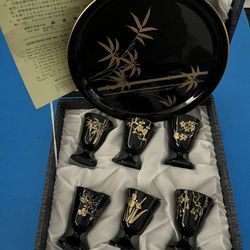 New Japanese  Sake Cups Tray Hand painted Black Gold Lacquer 7pc Set Vintage