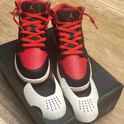Nike Air Jordan 1 Mid (GS) Size Boys 6.5Y - comes with Crease Protectors - worn 4x indoor only.