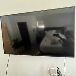 Hisense 55 Inch TV + Wall Mount