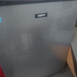 Sanyo Mini Fridge 
