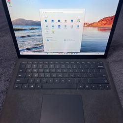 Microsoft Surface Laptop / Core i7 / 8GB RAM / Windows 11 Pro / 13.5” Touchscreen / 256 GB SSD