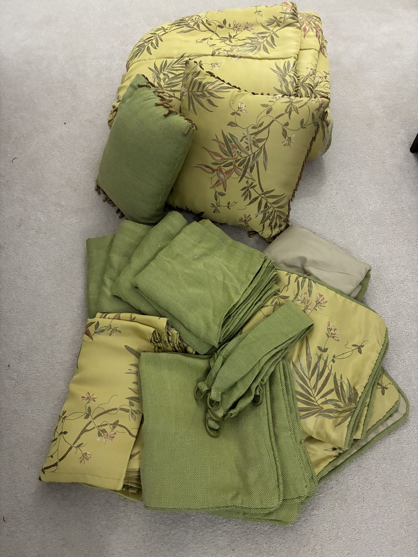 20-Piece Queen Bedding Ensemble