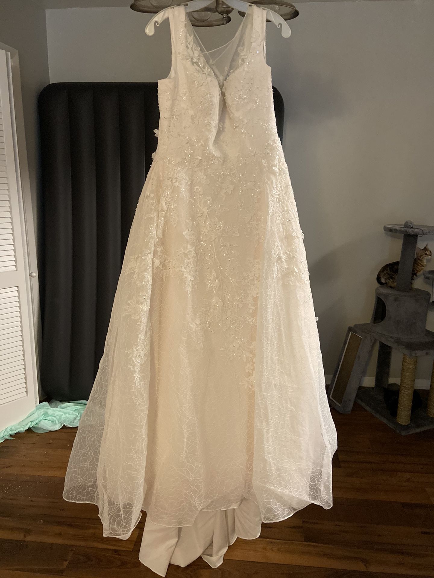 David’s Bridal Ven style Ivory Wedding dress (size14)