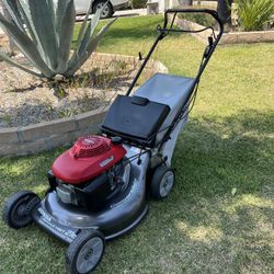 HONDA HARMONY ll HRT216  SELF PROPELLED LAWN MOWER,  IN GOOD WORKING ORDER 