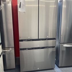 New Scratch And Dent Samsung 28.8 Cu Fr Stainless Steel 4 Door Fridge. 1 Year Warranty 