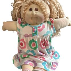 Xavier Roberts 1978 The Little People Soft Sculpture Cabbage Patch Doll 20”  The doll is in excellent shape for a 40+ year old doll an comes with a gr