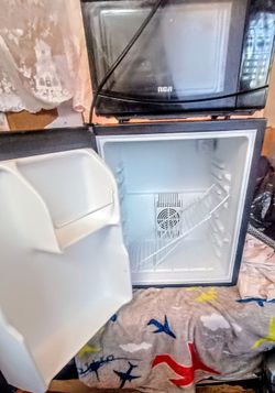 $50 for ALL FOUR!  LGTV, MINI FRIDGE, MICROWAVE, ELECTRIC SKILLET $50 for ALL!!!