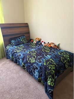 Twin bed and slats ( mattress not included). Comes easy apart and easy pops in . West Boca Raton