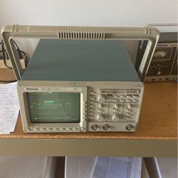Tektronix TDS. 340A  Oscilloscope 100mhz 500ms/s