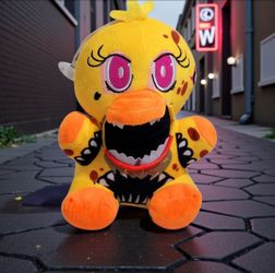 7" Twisted Chica Five Nights At Freddy's: The Twisted Ones 2016 Collection Plush Very Good Condition. This is a 7 to 8-inch Twisted Chica plush doll f