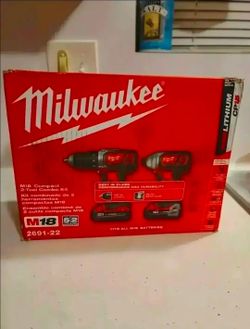 🔥$150 PRICE IS FIRM🔥 MILWAUKEE M18 18V Drill Driver/Impact Combo Kit W/ 2 batteries, Charger & bag