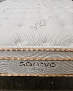 LIKE NEW! Saatva Classic Luxury-Firm Queen Mattress - Delivery Available