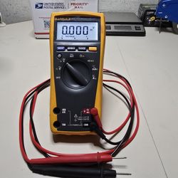 FLUKE 177 True RMS Handheld Digital Multimeter