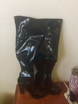 BLACK BOOTS