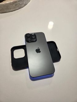 Selling iPhone 16 pro max 256 gb black titanium unlocked