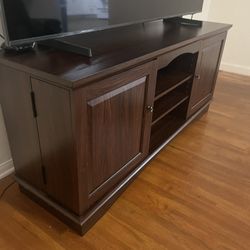 Walker Edison TV Stand (Like New) - 57" x 16" x 25"   Mueble para TV Walker Edison (Casi Nuevo) - 57