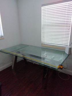Very nice glass extendable table