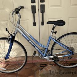 Giant Cypress low step through hybrid bicycle medium frame 15 inch. 21 speed, 700c