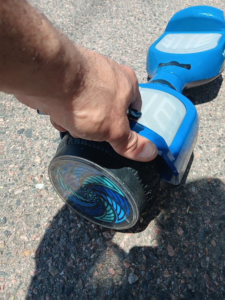 Voyager Hover Board. Like New JUST NEEDS CHARGER