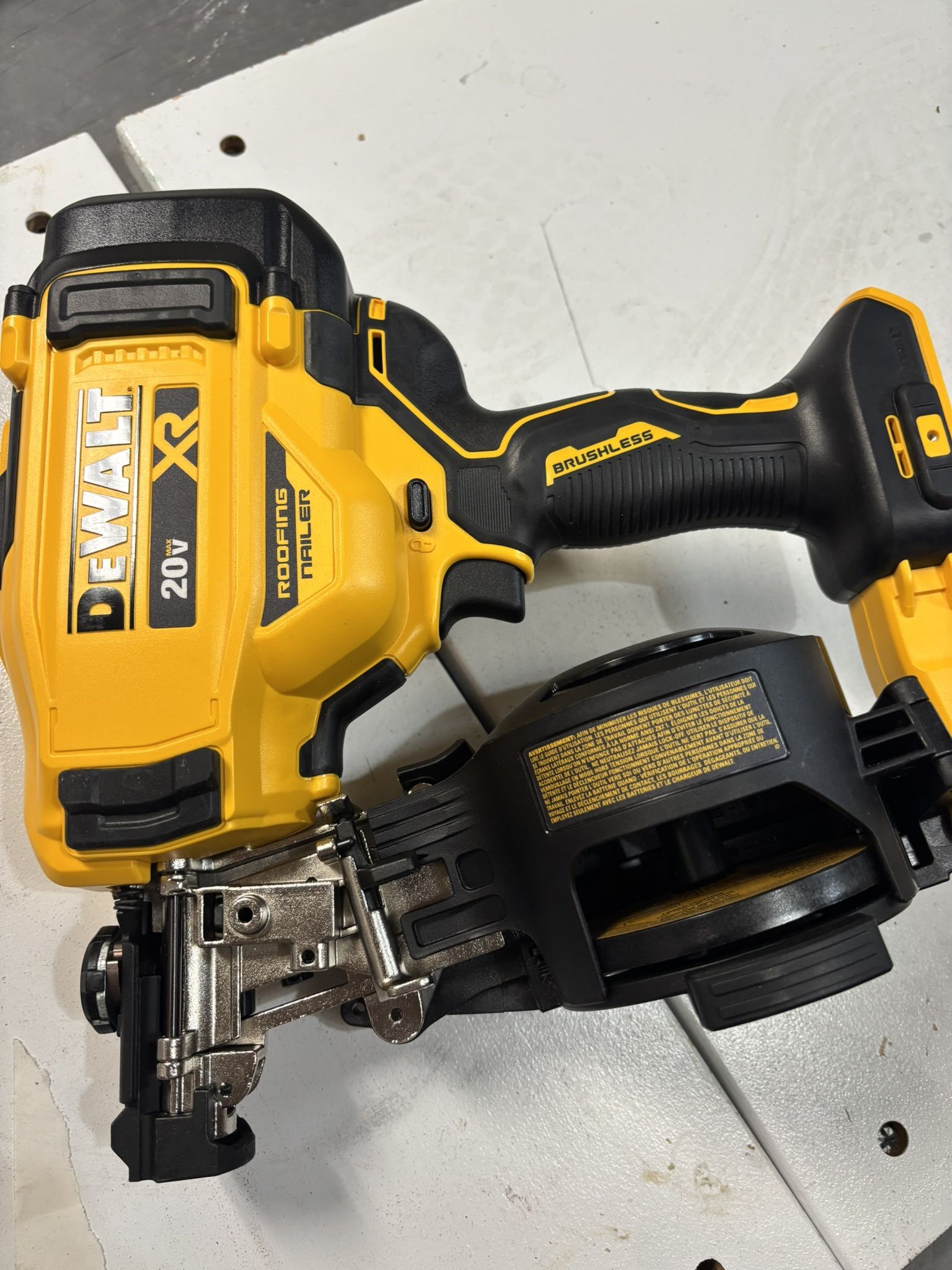 DEWALT 20V MAX Lithium-lon 15-Degree Cordless Roofing Nailer