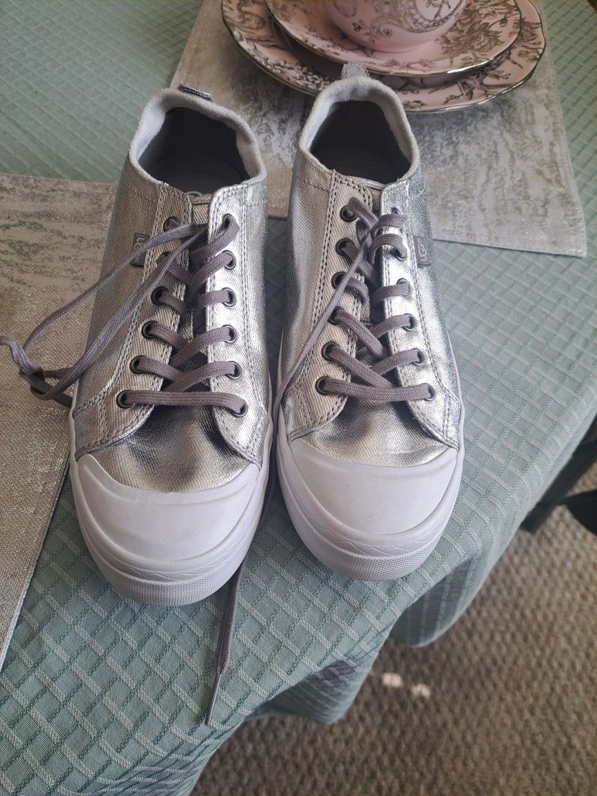 ***NEW UGG WOMEN ARIES METAL SNEAKERS SIZE 10***