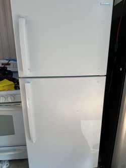 Insignia Top-Freezer Refrigerator White