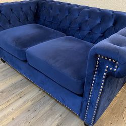 Loveseat (blue/tufted)