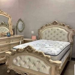 👸Gorsedd Panel Bedroom Set
ACME Queen Bed Dresser Mirror And Nightstand $20 Down Payment and delivery available 