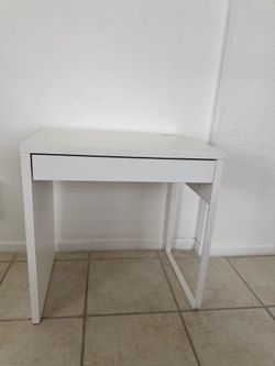 Escritorio blanco (IKEA) 28 3/4W x 19 5/8D x 29 1/2H 110lbs top, 7lbs drawer