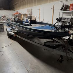 18Ft Bass Boat Champion – Ultrex, Electronics, Good Tra – Motor Needs Work