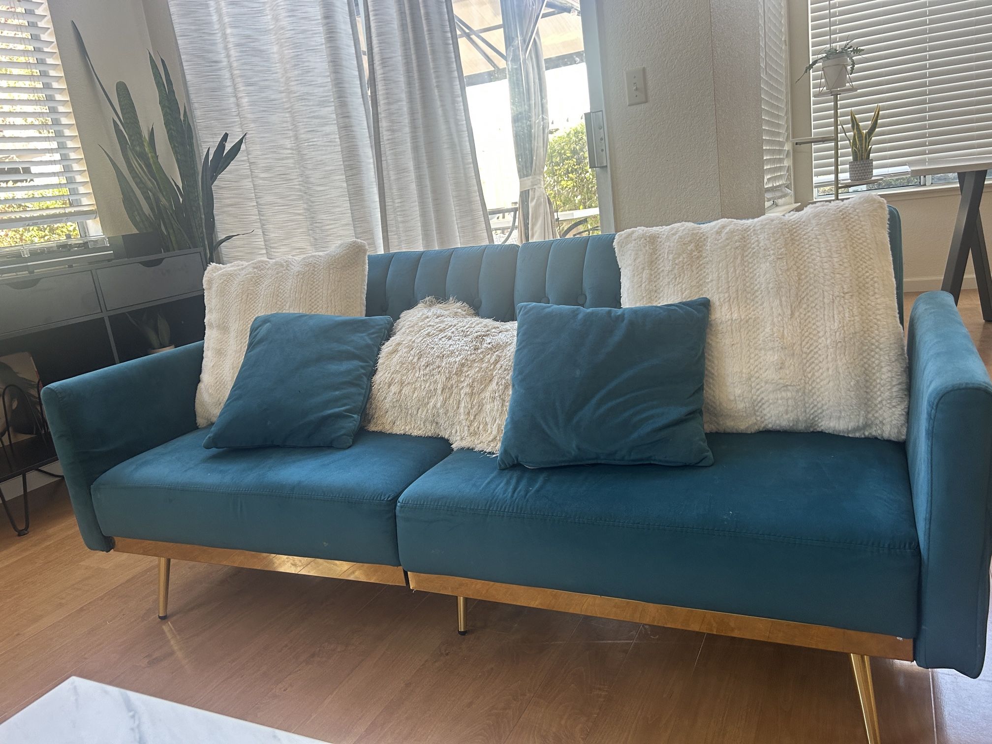 Beautiful couch bed for sale