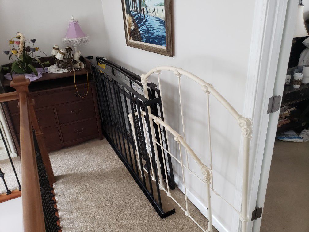 Twin bed frame with raise up trundle!