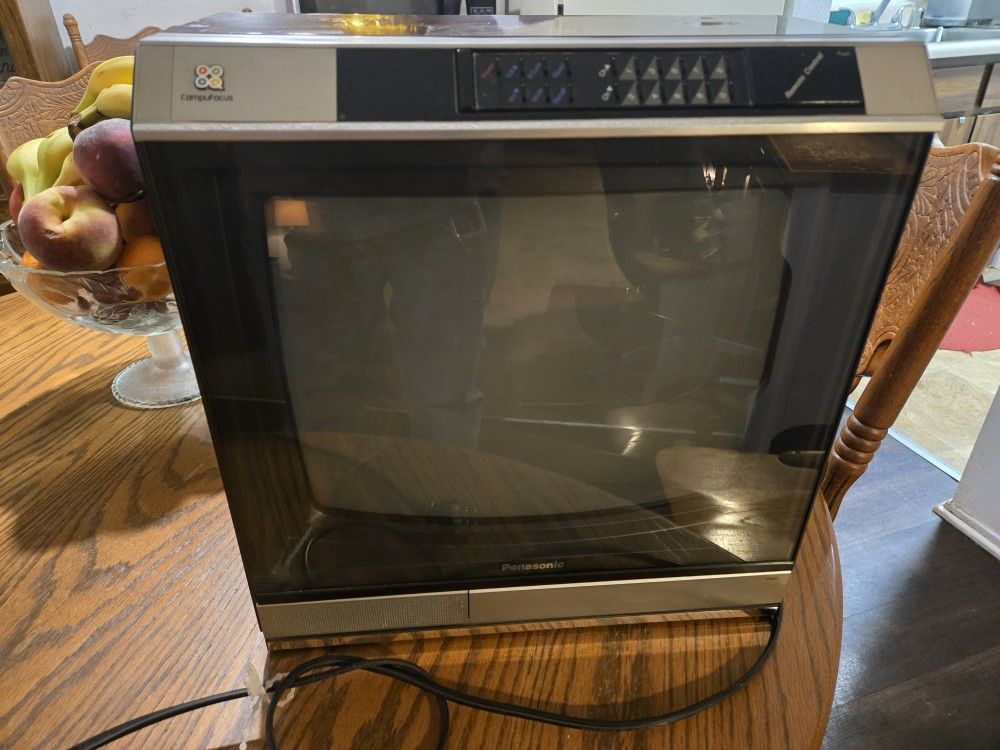 Gaming TV RARE vintage 1984 Panasonic compufocus ct-3053 with removable remote. Works great $175