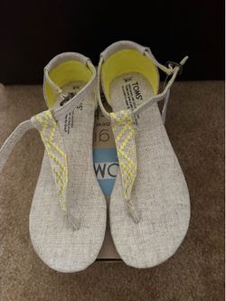 Tom’s Sandals Size 6