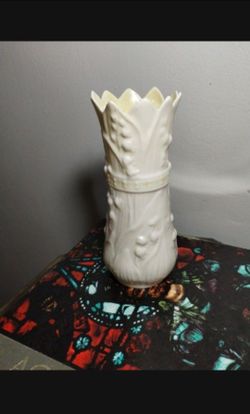 BELLEEK LILY VASE  6.5"× 2.6" - P100