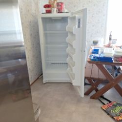 UPRIGHT FREEZER 