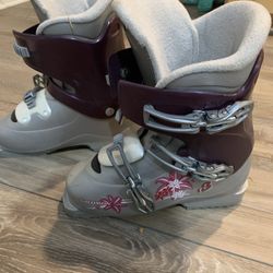 Size 25.0 Salomon Ski Boots